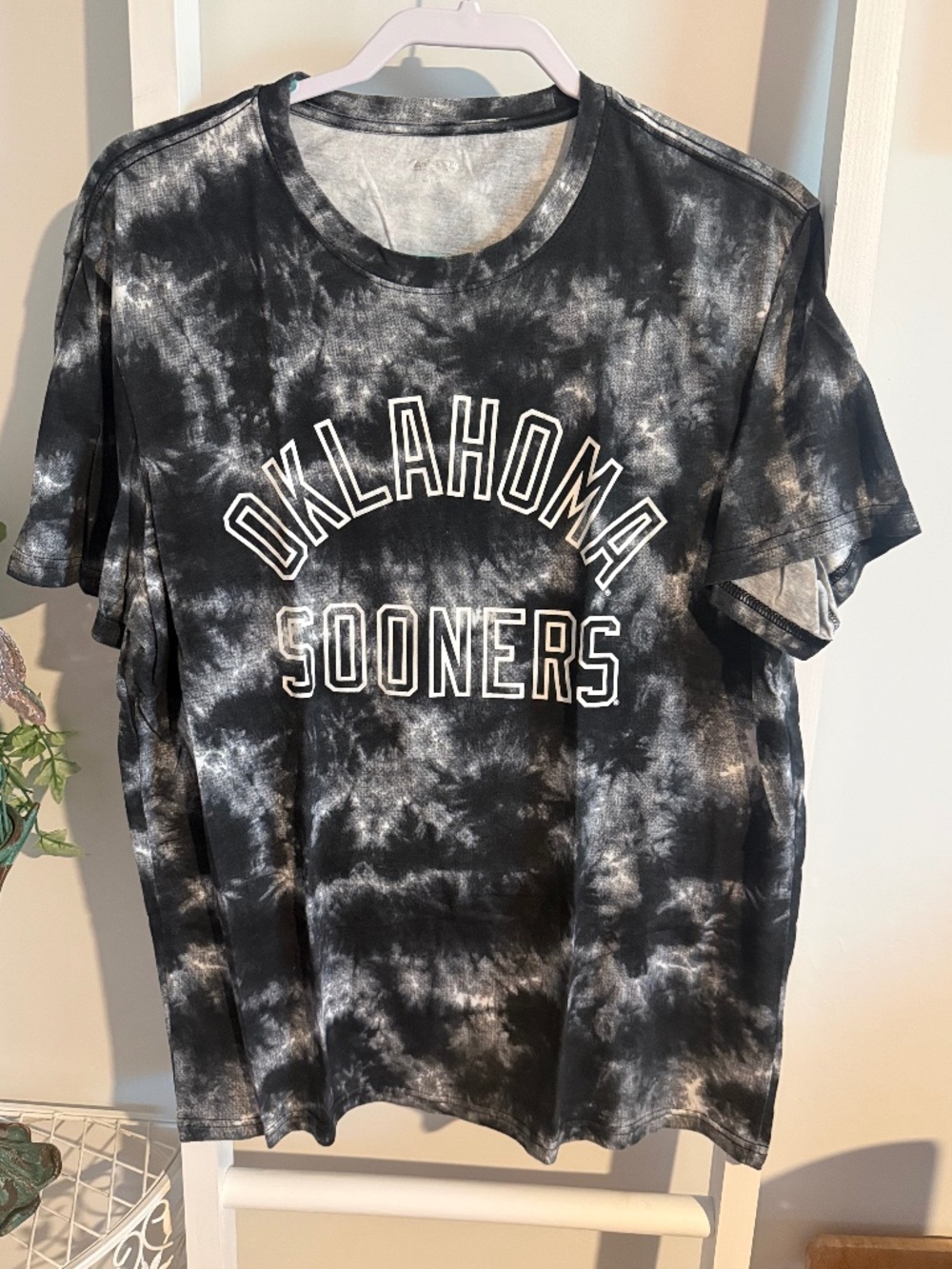 Captivating Black & White Tie Die "Oklahoma Sooners" T-Shirt Sz: Large